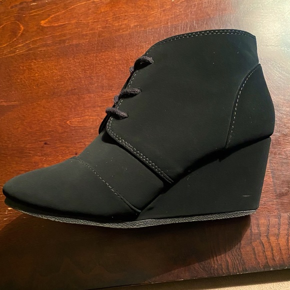 Y-NOT? GIRL’S FAUX SUEDE BLACK PLATFORM BOOTIES SIZE 3.5M - Picture 4 of 5